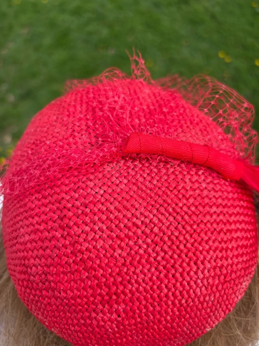 Vintage red veil woven straw jute fascinator hat with feathers & chin strap - Picture 9 of 10